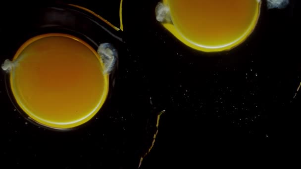 계란에 설탕을 넣는다. 느린 동작으로 떨어진다. 크림을 만드는 과정. 검은 색외진 배경 위에서 촬영 — 비디오