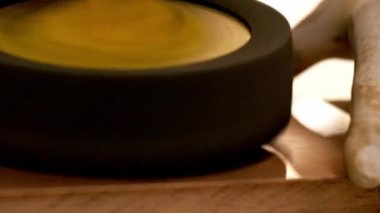 Adam özel yapım mobilyalar için odun öğütüyor.