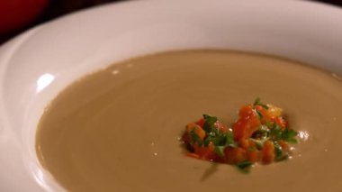 Yavaş Çekim ve Yakın Çekim Bir Tabak Vejetaryen Krem Çorbası Döndürme Turu