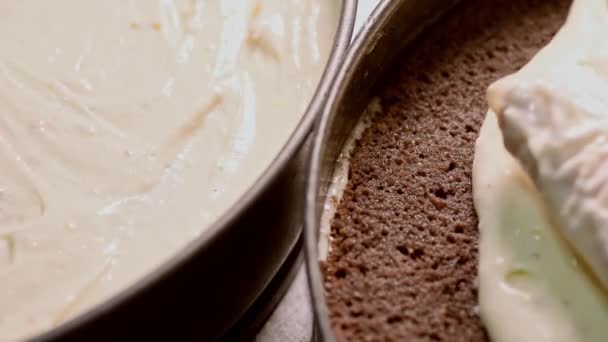 Крупный план по распространению крема на шоколадный торт. Процесс приготовления шоколадного торта — стоковое видео