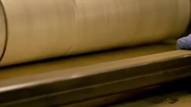 Parlayan öğütülmüş metal parçası yakın plan