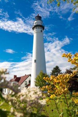 Michigan Gölü 'ndeki deniz feneri güzel bir sonbahar öğleden sonrasında. Racine, Wisconsin, ABD
