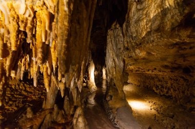 Tepeler Mağarası 'nın içi. Blue Mounds, Wisconsin, ABD