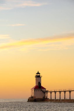 Gün batımında Michigan Şehir Deniz Feneri 'nde. Michigan City, Indiana, ABD