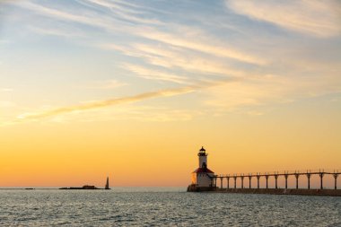 Gün batımında Michigan Şehir Deniz Feneri 'nde. Michigan City, Indiana, ABD