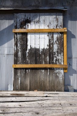 Orta batıdaki eski sanayi deposunun dışı..