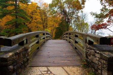 Bulutlu bir sonbahar sabahında tahta köprü. Aç Rock State Park, Illinois, ABD