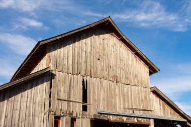 Güzel bir sonbahar öğleden sonrasında Midwest 'teki eski ahır..