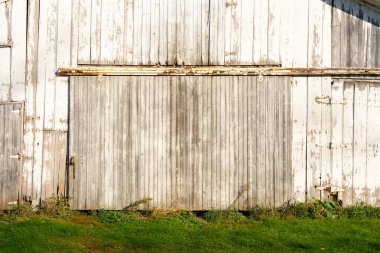 Orta batıdaki eski ahırın dışı..