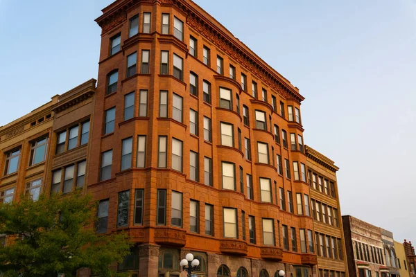 Şehir merkezindeki tuğla binanın dışında. Bloomington, Illinois, ABD