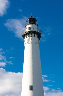 Rüzgâr Noktası Deniz feneri. Arka planda mavi gökyüzü ve bulutlar var. Racine, Wisconsin, ABD