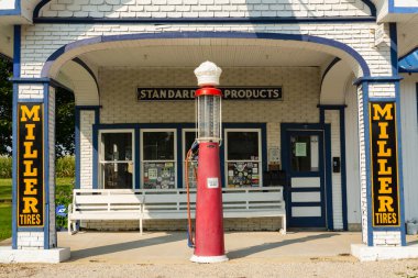 Odell, Illinois / ABD - 23 Eylül 2020: Tarihi Yol 66 'daki eski benzin istasyonu.