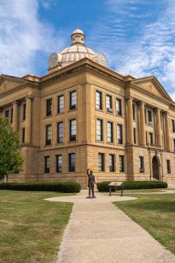 Arka planda bulutlar ve mavi gökyüzü olan Logan Adliyesi. Lincoln, Illinois, ABD