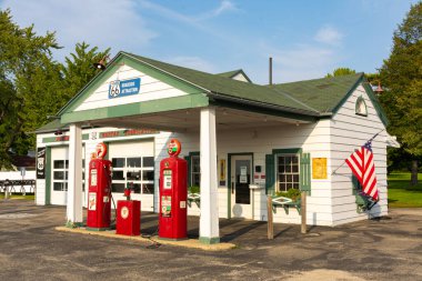 Dwight, Illinois / ABD - 23 Eylül 2020 - Tarihi Yol 66 'daki eski benzin istasyonu öğleden sonra ışığı altında.