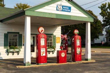 Dwight, Illinois / ABD - 23 Eylül 2020 - Tarihi Yol 66 'daki eski benzin istasyonu öğleden sonra ışığı altında.