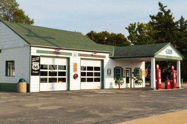 Dwight, Illinois / ABD - 23 Eylül 2020 - Tarihi Yol 66 'daki eski benzin istasyonu öğleden sonra ışığı altında.