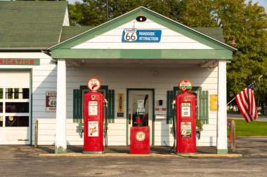 Dwight, Illinois / ABD - 23 Eylül 2020 - Tarihi Yol 66 'daki eski benzin istasyonu öğleden sonra ışığı altında.