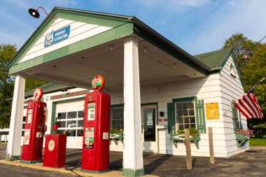 Dwight, Illinois / ABD - 23 Eylül 2020 - Tarihi Yol 66 'daki eski benzin istasyonu öğleden sonra ışığı altında.