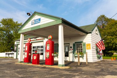 Dwight, Illinois / ABD - 23 Eylül 2020 - Tarihi Yol 66 'daki eski benzin istasyonu öğleden sonra ışığı altında.