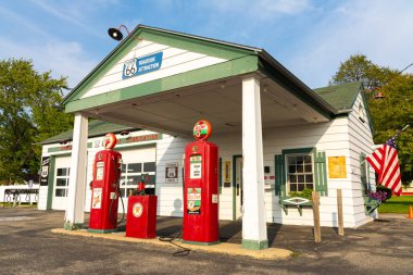 Dwight, Illinois / ABD - 23 Eylül 2020 - Tarihi Yol 66 'daki eski benzin istasyonu öğleden sonra ışığı altında.
