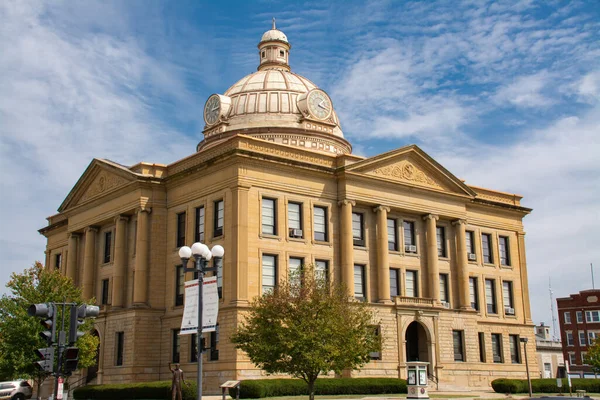 Logan County Courthouse Med Blå Himmel Och Moln Bakgrunden Lincoln — Stockfoto