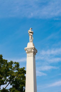 İç Savaş Anıtı 'nın arkasında mavi gökyüzü ve bulutlar var. Pontiac, Illinois, ABD
