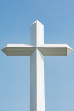 Otoyolun kenarında büyük bir haç var. Effingham, Illinois, ABD