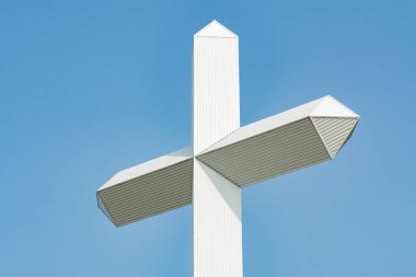 Otoyolun kenarında büyük bir haç var. Effingham, Illinois, ABD