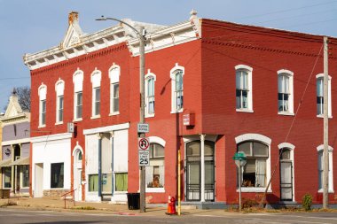 Küçük Midwest kasabasındaki eski şehir binaları. Toulon, Illinois, ABD