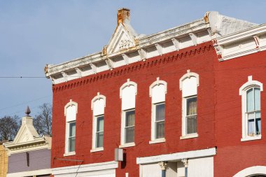Küçük Midwest kasabasındaki eski şehir binaları. Toulon, Illinois, ABD
