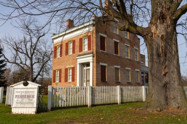 Hennepin, Illinois / ABD - 19 Kasım 2020: 1800 'lerden kalma küçük Midwest kasabasındaki eski tuğla ev.