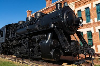 Orta batı kasabasında eski bir tren lokomotifi. Amboy, Illinois, ABD