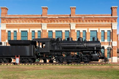 Orta batı kasabasında eski bir tren lokomotifi. Amboy, Illinois, ABD