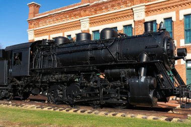 Orta batı kasabasında eski bir tren lokomotifi. Amboy, Illinois, ABD