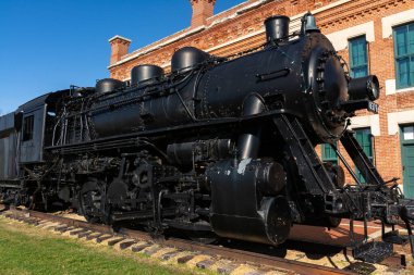 Orta batı kasabasında eski bir tren lokomotifi. Amboy, Illinois, ABD