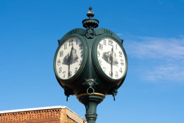 Orta batı kasabasında eski bir saat. Amboy, Illinois, ABD