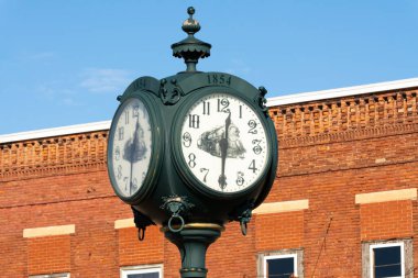 Orta batı kasabasında eski bir saat. Amboy, Illinois, ABD