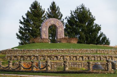 Illinois kırsalındaki eski bir kaya bahçesi. Brimfield, Illinois, ABD
