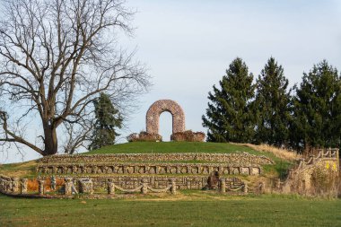 Illinois kırsalındaki eski bir kaya bahçesi. Brimfield, Illinois, ABD