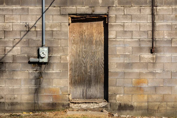自然光下废弃的旧仓库墙 — 图库照片