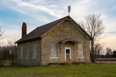 Orta batı kasabasındaki eski bir okul binası. Trivoli, Illinois, ABD
