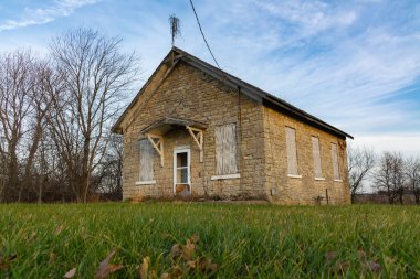 Orta batı kasabasındaki eski bir okul binası. Trivoli, Illinois, ABD