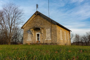 Orta batı kasabasındaki eski bir okul binası. Trivoli, Illinois, ABD
