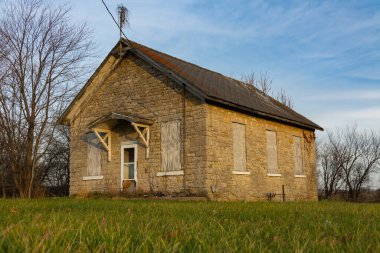 Orta batı kasabasındaki eski bir okul binası. Trivoli, Illinois, ABD
