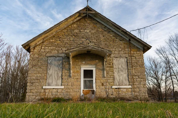 小さな中西部の町の古い石の学校の家 米国イリノイ州トリヴォリ — ストック写真