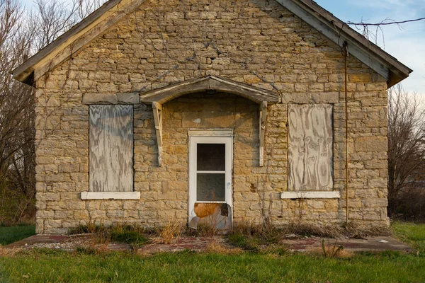 小さな中西部の町の古い石の学校の家 米国イリノイ州トリヴォリ — ストック写真