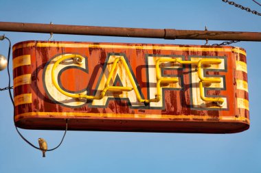 Orta batı kasabasındaki eski paslı neon kafe tabelası..