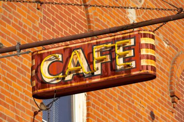 Orta batı kasabasındaki eski paslı neon kafe tabelası..