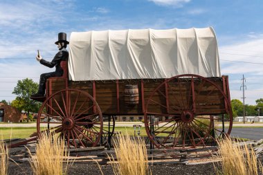 Lincoln, Illinois / ABD - 23 Eylül 2020: Tarihi Route 66 'da Abraham Lincoln' la kaplanmış vagon.