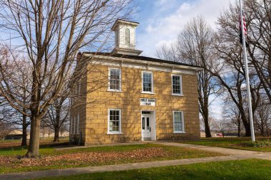 Orta batı kasabasındaki eski okul binası. Adeline, Illinois, ABD